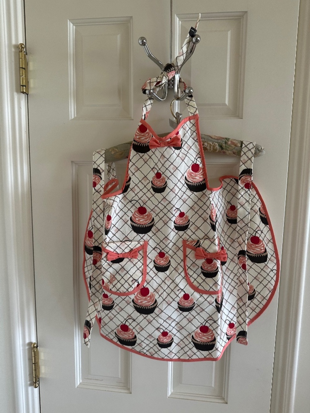 JESSIE STEELE CHILD'S BIB/CUPCAKE APRON (AGE 3+)-NWT